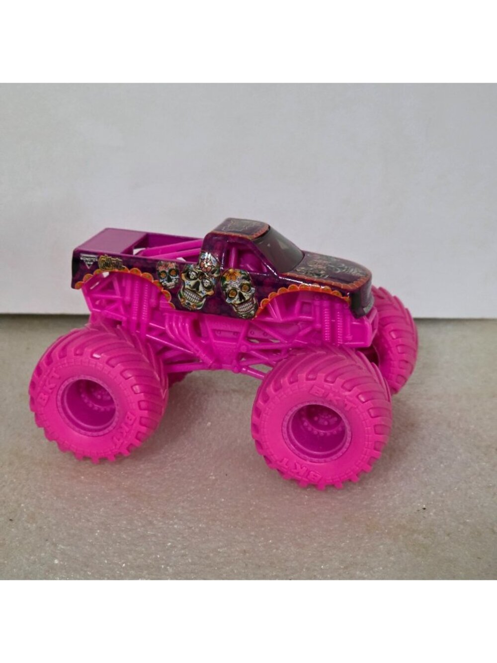 Monster Jam Truck Calavera Pink Day of Dead Skulls 2023 1:64 diecast Spin Master